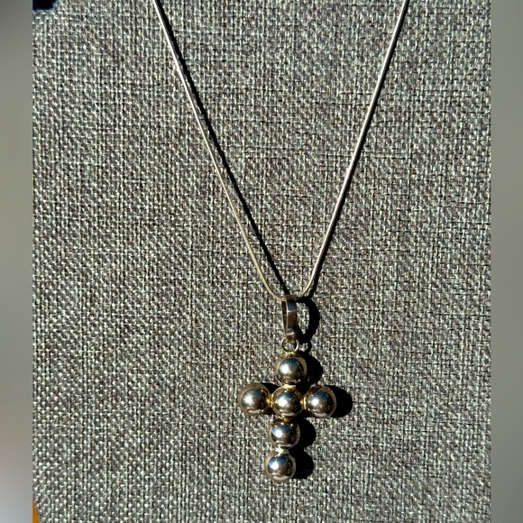 Silver Cross pendant necklace with silver chain 18” - Picture 3 of 4